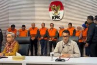 Wamenaker Immanuel Ebenezer mengenakan rompi oranye bersama tersangka lainnya saat konferensi pers di Gedung Merah Putih KPK, Jumat (22/8/2025). (Foto: Tangkapan layar)