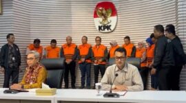 
Wamenaker Immanuel Ebenezer mengenakan rompi oranye bersama tersangka lainnya saat konferensi pers di Gedung Merah Putih KPK, Jumat (22/8/2025). (Foto: Tangkapan layar)