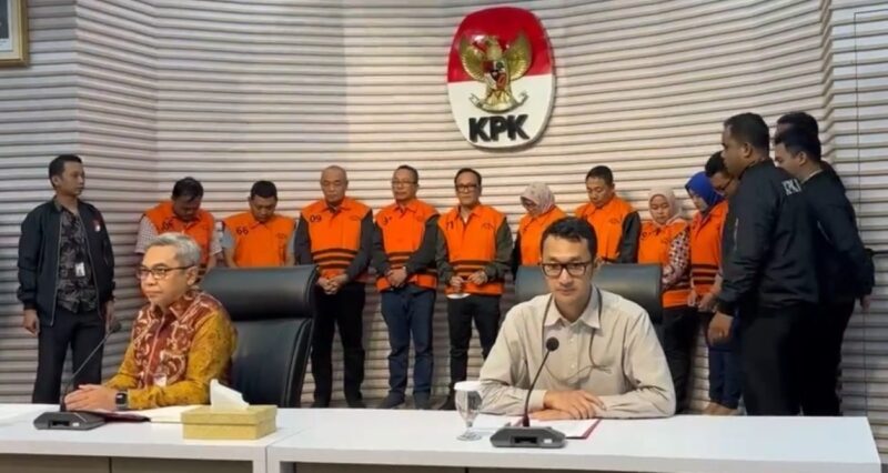 
Wamenaker Immanuel Ebenezer mengenakan rompi oranye bersama tersangka lainnya saat konferensi pers di Gedung Merah Putih KPK, Jumat (22/8/2025). (Foto: Tangkapan layar)