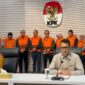 
Wamenaker Immanuel Ebenezer mengenakan rompi oranye bersama tersangka lainnya saat konferensi pers di Gedung Merah Putih KPK, Jumat (22/8/2025). (Foto: Tangkapan layar)