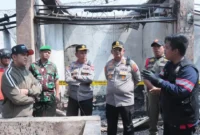 Tim Bidlabfor Polda Riau dan Inafis Polda Sumbar melakukan olah TKP kebakaran pusat pertokoan Pasar Payakumbuh, Rabu (27/8). (Foto: Humas Polresta Payakumbuh)