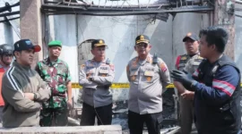 Tim Bidlabfor Polda Riau dan Inafis Polda Sumbar melakukan olah TKP kebakaran pusat pertokoan Pasar Payakumbuh, Rabu (27/8). (Foto: Humas Polresta Payakumbuh)