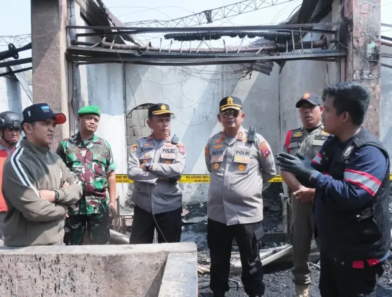 Tim Bidlabfor Polda Riau dan Inafis Polda Sumbar melakukan olah TKP kebakaran pusat pertokoan Pasar Payakumbuh, Rabu (27/8). (Foto: Humas Polresta Payakumbuh)