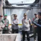 Tim Bidlabfor Polda Riau dan Inafis Polda Sumbar melakukan olah TKP kebakaran pusat pertokoan Pasar Payakumbuh, Rabu (27/8). (Foto: Humas Polresta Payakumbuh)