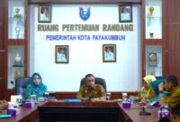 Sekretaris Daerah Kota Payakumbuh, Rida Ananda membuka Rakor Pemantapan Gerakan PKK dan kelompok dasawisma di Aula Randang Balai Kota Payakumbuh, Senin (25/8/2025). (Foto: Pemko Payakumbuh)