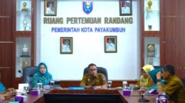 Sekretaris Daerah Kota Payakumbuh, Rida Ananda membuka Rakor Pemantapan Gerakan PKK dan kelompok dasawisma di Aula Randang Balai Kota Payakumbuh, Senin (25/8/2025). (Foto: Pemko Payakumbuh)