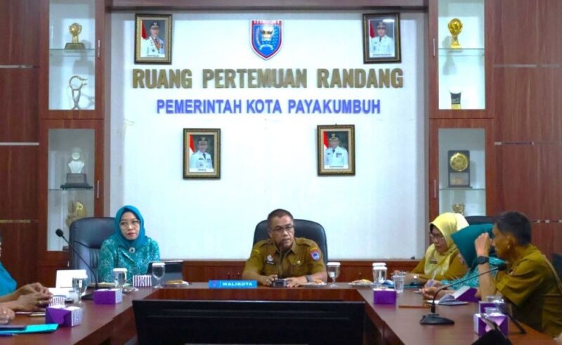 Sekretaris Daerah Kota Payakumbuh, Rida Ananda membuka Rakor Pemantapan Gerakan PKK dan kelompok dasawisma di Aula Randang Balai Kota Payakumbuh, Senin (25/8/2025). (Foto: Pemko Payakumbuh)