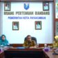 Sekretaris Daerah Kota Payakumbuh, Rida Ananda membuka Rakor Pemantapan Gerakan PKK dan kelompok dasawisma di Aula Randang Balai Kota Payakumbuh, Senin (25/8/2025). (Foto: Pemko Payakumbuh)