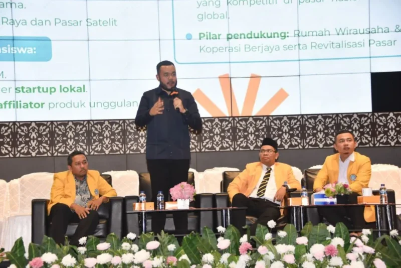 Wali Kota Padang Fadly Amran menjadi keynote speaker pada kegiatan PKKMB UNP, Senin (18/8/2025). (Foto: Prokopim Padang)