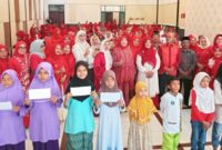 Ketua Umum PWPS, Wiwiek Mairawita Marlis Rahman bersama pengurus lainnya foto bersama dengan anak-anak kurang mampu dan dhuafa usai menyerahkan santunan. (Foto: Dok AG)