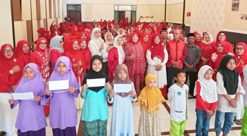 Ketua Umum PWPS, Wiwiek Mairawita Marlis Rahman bersama pengurus lainnya foto bersama dengan anak-anak kurang mampu dan dhuafa usai menyerahkan santunan. (Foto: Dok AG)
