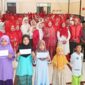 Ketua Umum PWPS, Wiwiek Mairawita Marlis Rahman bersama pengurus lainnya foto bersama dengan anak-anak kurang mampu dan dhuafa usai menyerahkan santunan. (Foto: Dok AG)