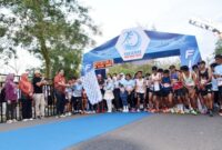 Wali Kota Pariaman, Yota Balad didampingi Wakil Wali Kota, Mulyadi melepas Pariaman Fun Run 2025 di Pantai Kata, Kota Pariaman, Minggu (24/8/2025). (Foto: Kominfo Pariaman)