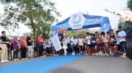 Wali Kota Pariaman, Yota Balad didampingi Wakil Wali Kota, Mulyadi melepas Pariaman Fun Run 2025 di Pantai Kata, Kota Pariaman, Minggu (24/8/2025). (Foto: Kominfo Pariaman)