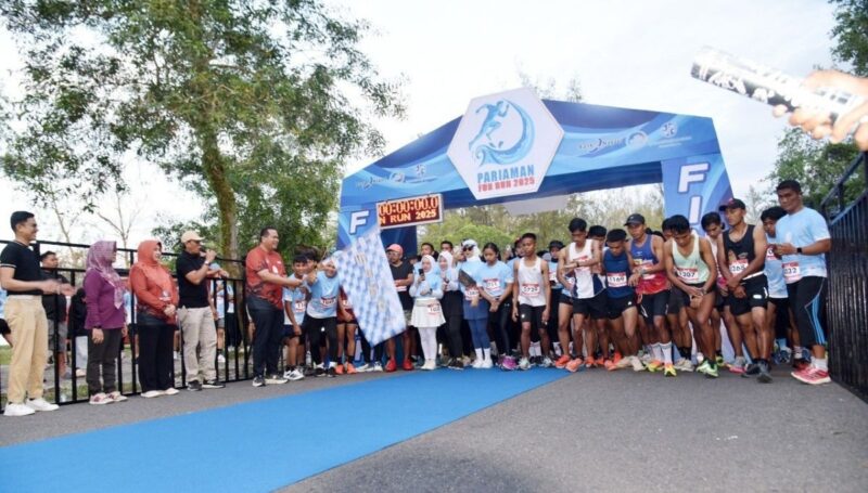 Wali Kota Pariaman, Yota Balad didampingi Wakil Wali Kota, Mulyadi melepas Pariaman Fun Run 2025 di Pantai Kata, Kota Pariaman, Minggu (24/8/2025). (Foto: Kominfo Pariaman)