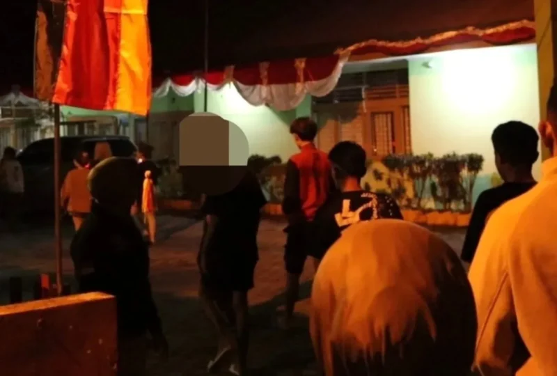 Satpol PP Padang mengamankan muda-mudi yang kedapatan nongkrong hingga larut malam di kawasan Batang Arau, Senin (18/8/2025) dini hari. (Foto: Humas Satpol PP Padang)