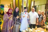 Anggota DPR RI Andre Rosiade bersama Bupati Dharmasraya, Annisa Suci Ramadhani menjamu Lulu beserta keluarga besar di Hotel Mercure Padang, Jumat malam (22/8/2025). (Foto: Pemkab Dharmasraya)