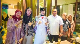 Anggota DPR RI Andre Rosiade bersama Bupati Dharmasraya, Annisa Suci Ramadhani menjamu Lulu beserta keluarga besar di Hotel Mercure Padang, Jumat malam (22/8/2025). (Foto: Pemkab Dharmasraya)