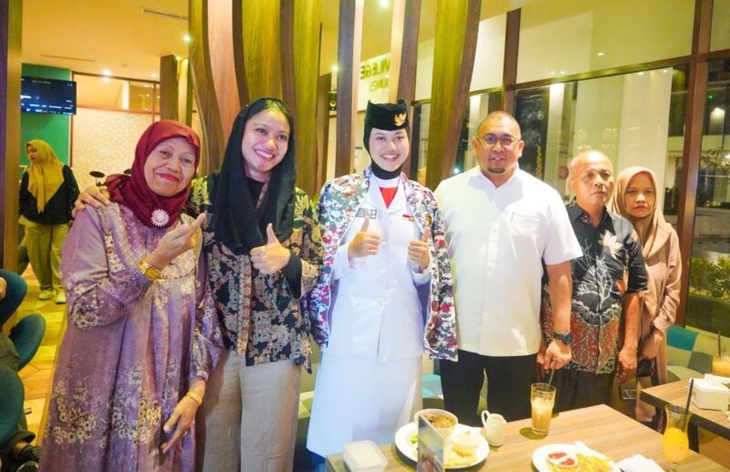 Anggota DPR RI Andre Rosiade bersama Bupati Dharmasraya, Annisa Suci Ramadhani menjamu Lulu beserta keluarga besar di Hotel Mercure Padang, Jumat malam (22/8/2025). (Foto: Pemkab Dharmasraya)