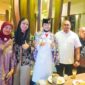 Anggota DPR RI Andre Rosiade bersama Bupati Dharmasraya, Annisa Suci Ramadhani menjamu Lulu beserta keluarga besar di Hotel Mercure Padang, Jumat malam (22/8/2025). (Foto: Pemkab Dharmasraya)