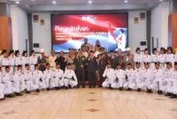 Wawako Padang Maigus Nasir foto bersama usai pengukuhan anggota Paskibraka di Gedung Bagindo Aziz Chan Youth Center, Jumat malam (15/8/2025). (Foto: Prokopim Padang)