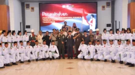 Wawako Padang Maigus Nasir foto bersama usai pengukuhan anggota Paskibraka di Gedung Bagindo Aziz Chan Youth Center, Jumat malam (15/8/2025). (Foto: Prokopim Padang)