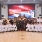 Wawako Padang Maigus Nasir foto bersama usai pengukuhan anggota Paskibraka di Gedung Bagindo Aziz Chan Youth Center, Jumat malam (15/8/2025). (Foto: Prokopim Padang)