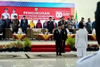 Wali Kota Padang Panjang Hendri Arnis mengukuhkan anggota Paskibraka di Auditorium Mifan, Jumat (15/8/2025). (Foto: Kominfo Padang Panjang)