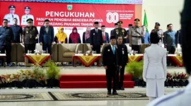 Wali Kota Padang Panjang Hendri Arnis mengukuhkan anggota Paskibraka di Auditorium Mifan, Jumat (15/8/2025). (Foto: Kominfo Padang Panjang)