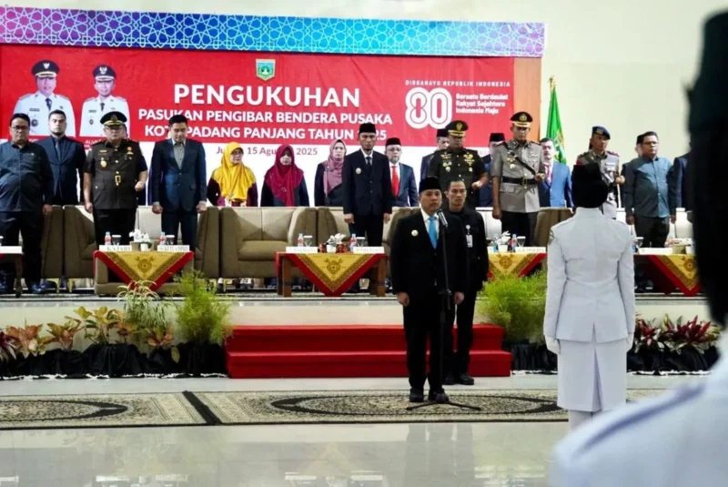 Wali Kota Padang Panjang Hendri Arnis mengukuhkan anggota Paskibraka di Auditorium Mifan, Jumat (15/8/2025). (Foto: Kominfo Padang Panjang)