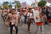 Pawai Alegoris Pembangunan dalam rangka memperingati HUT ke-80 Kemerdekaan RI di Padang Panjang, Senin (18/8/2025). (Foto: Kominfo Padang Panjang)