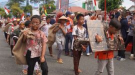 Pawai Alegoris Pembangunan dalam rangka memperingati HUT ke-80 Kemerdekaan RI di Padang Panjang, Senin (18/8/2025). (Foto: Kominfo Padang Panjang)