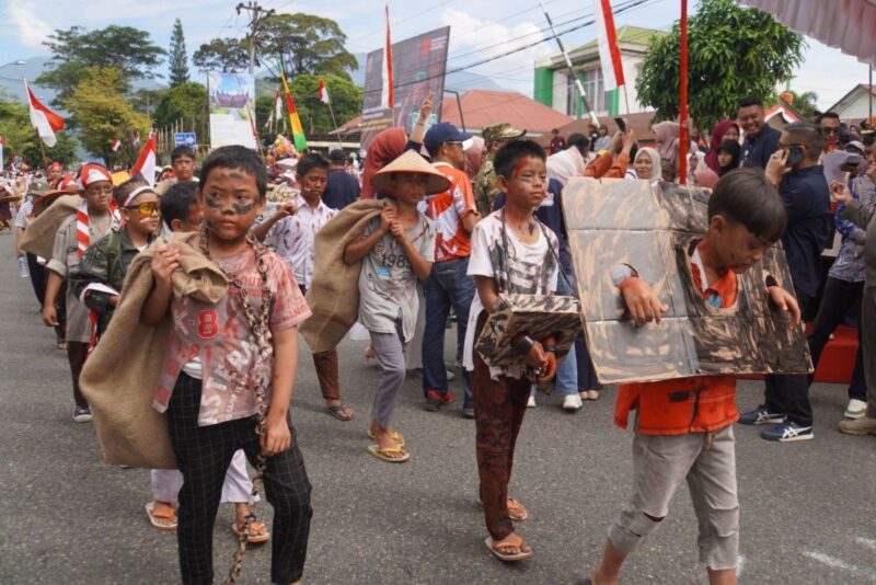 Pawai Alegoris Pembangunan dalam rangka memperingati HUT ke-80 Kemerdekaan RI di Padang Panjang, Senin (18/8/2025). (Foto: Kominfo Padang Panjang)