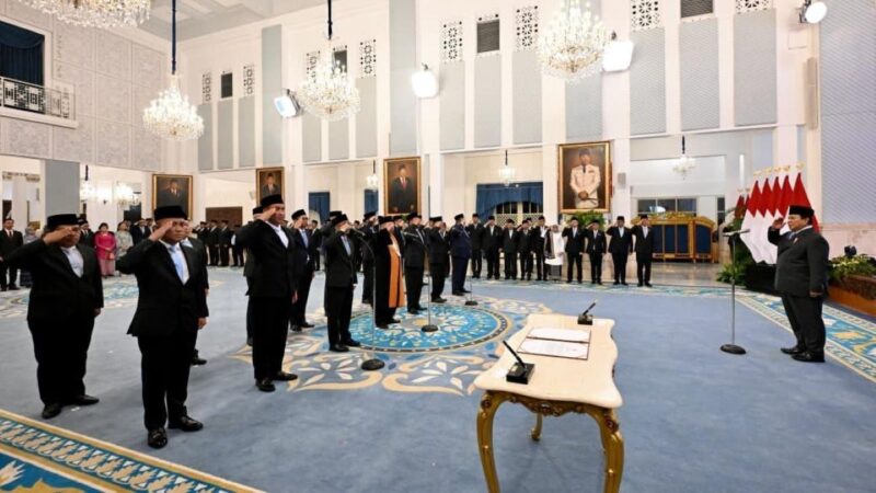 
Presiden RI Prabowo Subianto melantik sejumlah pejabat baru yang akan memimpin badan-badan strategis negara di Istana Negara, Jakarta, Senin (25/8/2025). (Foto: BPMI Setpres) 