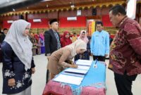 Wali Kota Pariaman, Yota Balad melantik dan mengambil sumpah 104 Pejabat Administrator, Pengawas, dan Kepala Puskesmas di lingkungan Pemko Pariaman, Jumat (22/8). (Foto: Kominfo Pariaman)