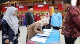 Wali Kota Pariaman, Yota Balad melantik dan mengambil sumpah 104 Pejabat Administrator, Pengawas, dan Kepala Puskesmas di lingkungan Pemko Pariaman, Jumat (22/8). (Foto: Kominfo Pariaman)