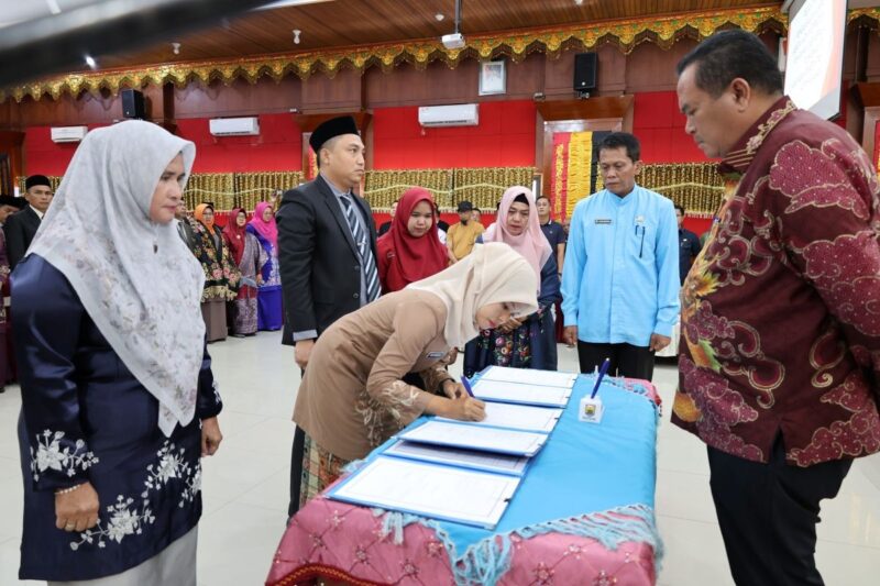 Wali Kota Pariaman, Yota Balad melantik dan mengambil sumpah 104 Pejabat Administrator, Pengawas, dan Kepala Puskesmas di lingkungan Pemko Pariaman, Jumat (22/8). (Foto: Kominfo Pariaman)