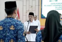 Bupati Solok Selatan (Solsel) H. Khairunas melantik sejumlah Pejabat Administrator dan Pengawas di lingkungan Pemkab Solsel, Rabu (20/8/2025). (Foto: Humas Pemkab Solsel)