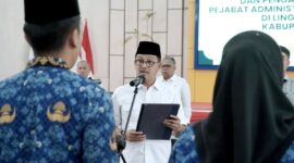 Bupati Solok Selatan (Solsel) H. Khairunas melantik sejumlah Pejabat Administrator dan Pengawas di lingkungan Pemkab Solsel, Rabu (20/8/2025). (Foto: Humas Pemkab Solsel)
