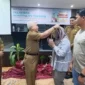 Staf Ahli Wali Kota Padang Bidang SDM dan Kemasyarakatan, Syahrial Kamat memasangkan kokarde kepada peserta pelatihan. (Foto: Diskominfo Padang)