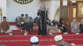 Wakil Bupati Dharmasraya, Leli Arni melepas keberangkatan 60 jamaah umrah di Masjid Agung Dharmasraya, Minggu (24/8/2025). (Foto: Pemkab Dharmasraya)