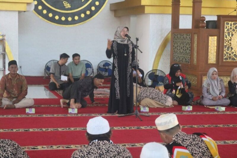 Wakil Bupati Dharmasraya, Leli Arni melepas keberangkatan 60 jamaah umrah di Masjid Agung Dharmasraya, Minggu (24/8/2025). (Foto: Pemkab Dharmasraya)