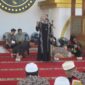 Wakil Bupati Dharmasraya, Leli Arni melepas keberangkatan 60 jamaah umrah di Masjid Agung Dharmasraya, Minggu (24/8/2025). (Foto: Pemkab Dharmasraya)