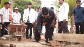 Wakil Bupati Tanah Datar, Ahmad Fadly meletakkan batu pertama pembangunan Kantor DPTD PKS Tanah Datar di Jorong Parak Juar, Nagari Baringin, Kecamatan Lima Kaum, Rabu (20/8/2025). (Foto: Prokopim Tanah Datar)