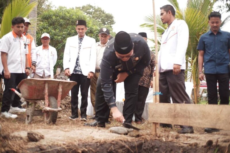 Wakil Bupati Tanah Datar, Ahmad Fadly meletakkan batu pertama pembangunan Kantor DPTD PKS Tanah Datar di Jorong Parak Juar, Nagari Baringin, Kecamatan Lima Kaum, Rabu (20/8/2025). (Foto: Prokopim Tanah Datar)