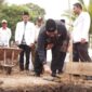 Wakil Bupati Tanah Datar, Ahmad Fadly meletakkan batu pertama pembangunan Kantor DPTD PKS Tanah Datar di Jorong Parak Juar, Nagari Baringin, Kecamatan Lima Kaum, Rabu (20/8/2025). (Foto: Prokopim Tanah Datar)
