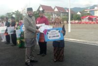 Wali Kota Padang Fadly Amran menyerahkan piagam penghargaan kepada salah seorang pemenang lomba, Minggu (17/8/2025). (Foto: Diskominfo Padang)