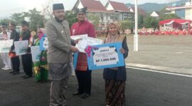 Wali Kota Padang Fadly Amran menyerahkan piagam penghargaan kepada salah seorang pemenang lomba, Minggu (17/8/2025). (Foto: Diskominfo Padang)
