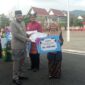 Wali Kota Padang Fadly Amran menyerahkan piagam penghargaan kepada salah seorang pemenang lomba, Minggu (17/8/2025). (Foto: Diskominfo Padang)