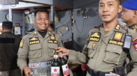 Petugas Satpol PP Padang mengamankan minuman beralkohol dari salah satu kafe, Selasa malam (20/8/2025). (Foto: Humas Satpol PP Padang)